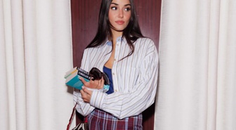 Hande Erçel Valentino defilesinde elindeki Orhan Pamuk kitapları dikkat çekti