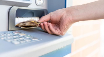 Hesabında 100 lira vardı! ATM'nin açığını bulunca milyoner oldu