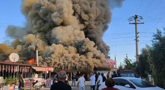 Kuşadası'nda pazar yerinde dev yangın! Tüpler patladı, çok sayıda dükkan kullanılamaz hale geldi