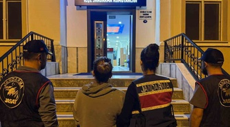 İzmir'de 23 yıl hapisle aranan firari kadın, mutfaktaki gizli bölmede saklanırken yakalandı