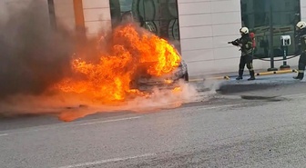 Şarjda bırakılan elektrikli araç alev alev yandı