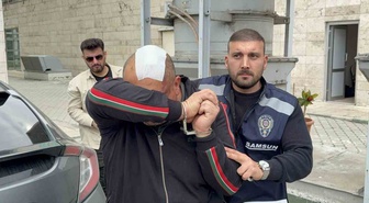 Samsun'da sokak ortasında ateş açan saldırganın kafasına pencereden mumluk attı! Saldırgan tutuklandı