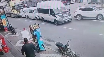 Trafik yavaşlayınca hızını alamayan TIR 4 aracı önüne kattı! O anlar kamerada