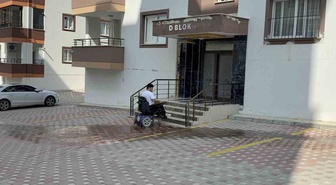 Tekerlekli sandalyedeki Furkan'ın deprem çaresizliği! Rampasız apartmandan çıkmak için asansöre binmek zorunda kaldı