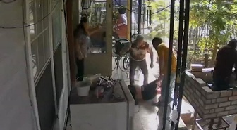 Hiç tanımadıkları kadın bir anda evlerine girdi, yaptıkları şoke etti