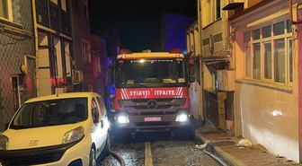 İstanbul Fatih'te dar sokaklar itfaiyeye geçit vermedi! Yangında binada yalnız kalan adam hayatını kaybetti