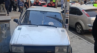 Soma'da polisten kaçan araç kaldırımda trafo ile direk arasına sıkıştı! Kaldırımdakiler büyük tehlike atlattı