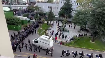 Boğaziçi Üniversitesi'nde yemek ücreti 50 liradan 85 liraya çıktı! Eylem yapan öğrencilere çevik kuvvet sevk edildi