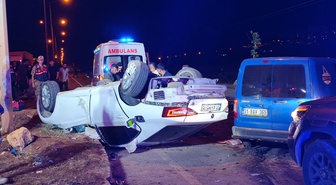 Takla atan otomobil 2 tır sürücüsünün üzerine uçtu: 6 yaralı