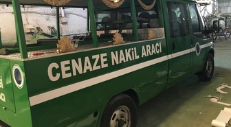 Seyir halindeki cenaze aracının kapağı açıldı! Tabut yola düştü