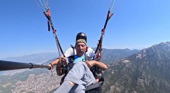 94 yaşında ilk kez yamaç paraşütü yaptı! Fethiye semalarında 'Paraşütü ben idare ediyorum' dedi