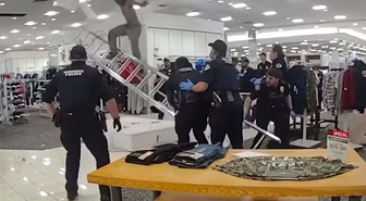 AVM'de tavandan gelen sesler çalışanları da polisi de alarma geçirdi