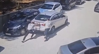 Hatay'da el freni çekilmeyen otomobil geri kaydı! 2 güvenlik görevlisi koşarak durdurdu
