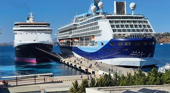 Bodrum'a iki dev gemiyle 2 bin 888 turist geldi