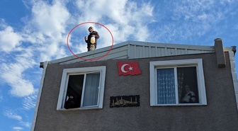 Bursa'da kaçak evi yıkılacak adam çatıya çıktı! Elinde benzin bidonuyla 3 saat direndi