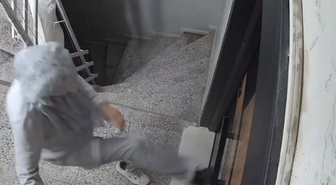 Manisa'da serbest bırakılan kadın 3 gün sonra yine geldi! Komşusunun yeni çelik kapısını tekmeledi