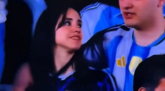 Messi'nin vedasında tribünlerde ilginç an: Genç kadının hareketi ağızları açık bıraktı