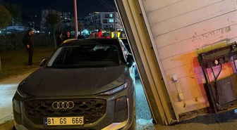 Düzce'de tırdan kopan dorse yola devrildi! Park halindeki 3 araca 2 santimetre kala durdu