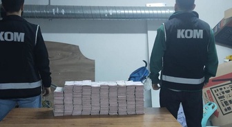 Pendik'te bir evin bodrumundan çuvallar dolusu para çıktı! Sahte fatura soruşturmasında 3,9 milyon TL ele geçirildi