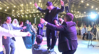 Trabzonlu öğretmenin Koreli damadı davulun üstünde göbek attı! Babanın iki şartı vardı
