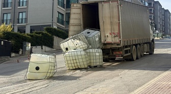 Bursa Nilüfer'de kamyondan düşen tanklardan sızan kimyasal, caddeyi ulaşıma kapattı