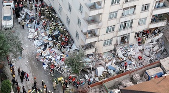 İstanbul'da 7 katlı binanın 3 katı çöktü! Mahsur kalanlar var