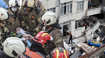 İstanbul'da çöken binanın mimarı ve şantiye şefi gözaltına alındı! Enkazdaki 3 kişi aranıyor