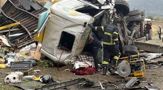 Kastamonu'da PTT kargo kamyonu 25 metrelik köprüden uçtu! Kabinde sıkışan 2 kişi kurtarıldı