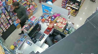 Aksaray'da market sahibi kasada uyurken ürünleri çaldı! Uyanınca 'Yorulma sen dur' deyip sigara istedi