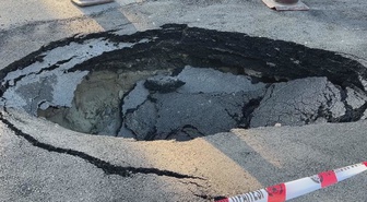 Beşiktaş Akatlar'da yol çöktü! Esnaf: Birkaç dakika önce okul servisi geçmişti