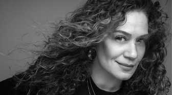 Özge Borak'ın babası merdivenlerden düştü, kolu kırıldı