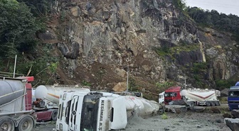 Hopa'da tır parkına dev kayalar düştü! 1 kişi öldü, 8 tır hasar gördü