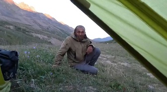 Bir anda karşılarına dikildi! Kamp yapan kadınların korku dolu anları