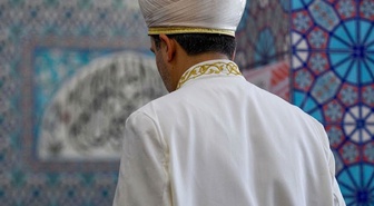 Namaz vaktinde camiye gelmeyen imam, cemaat tarafından mezarlıkta ölü bulundu