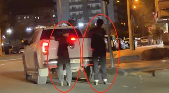 Patenli çocukların tehlikeli yolculuğu kamerada! Kamyonete tutunup ilerlediler