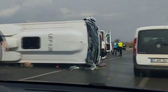 Antalya-Isparta yolunda yolcu otobüsü devrildi: 5 yaralı