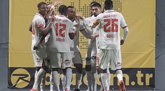 Göztepe'den Eyüpspor'a gol yağmuru! Henrique şov yaptı