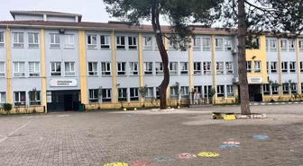 Sakarya'da okulda kavgayı ayıran hizmetliye öğrenci yakınları saldırdı! Bıçak çekildi, öğretmen bayıldı