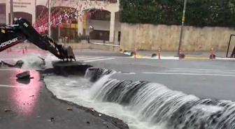 Eyüpsultan Belediyesi önündeki yol sağanak yağış sonrası ikiye ayrıldı
