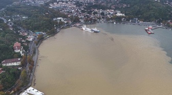 İstanbul Boğazı'nda şaşırtan görüntü! Sağanak sonrası deniz kahverengiye döndü