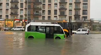 Arnavutköy'de dere taştı, dolmuş sulara gömüldü! Mahsur kalan yolcular iş makinesiyle kurtarıldı