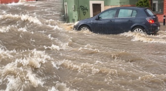 İstanbul'da sağanak hayatı felç etti! Sarıyer'de yollar göle döndü