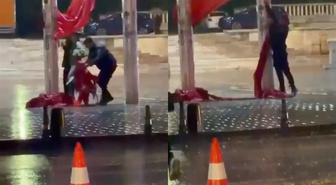 Taksim'de fırtına Türk bayrağını yere düşürdü! Çevik kuvvet polisi yerden kaldırdı