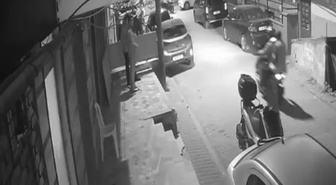 Küçükçekmece'de iş yeri önünde vurularak öldürülen Hakan Uğur cinayetinde 2 gözaltı! Saldırı anı kamerada