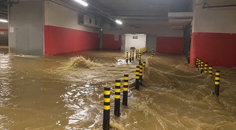 İstanbul'da lüks plazanın otoparkını su bastı! Tepki gecikmedi