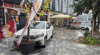 Sakarya'da kafeye dalan otomobil dehşet saçtı! Kadın saniyelerle kurtuldu, o anlar kamerada