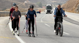 4 yıldır Türkiye şampiyonu olan Yüksekovalı kayakçılar, pist olmadığı için trafiğin aktığı kara yolunda antrenman yapıyor