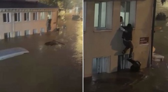 Sarıyer’de sel sularının ortasında kalan vatandaş canını cam pencereye tırmanarak kurtardı