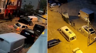Sarıyer Ayazağa'da sel: Otomobiller sürüklendi, üst üste çıktı