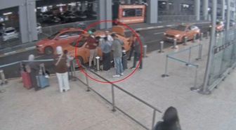 İstanbul Havalimanı'nda çikolata kaplı uyuşturucu! İranlı 2 yolcu taksiye binmek üzereyken yakalandı